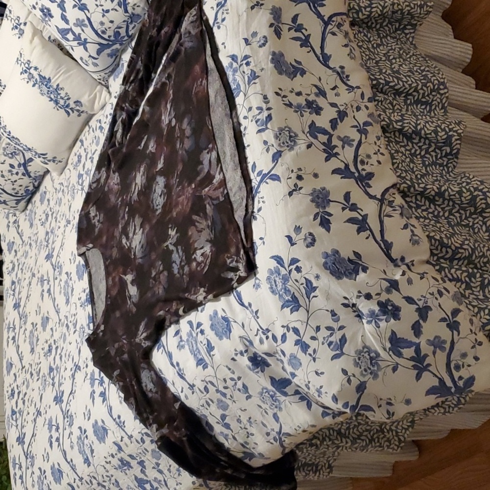 CURATED BY RUA'H KIBRIYA: Floral Bell-Sleeved High-Low Flannel Top EUC
